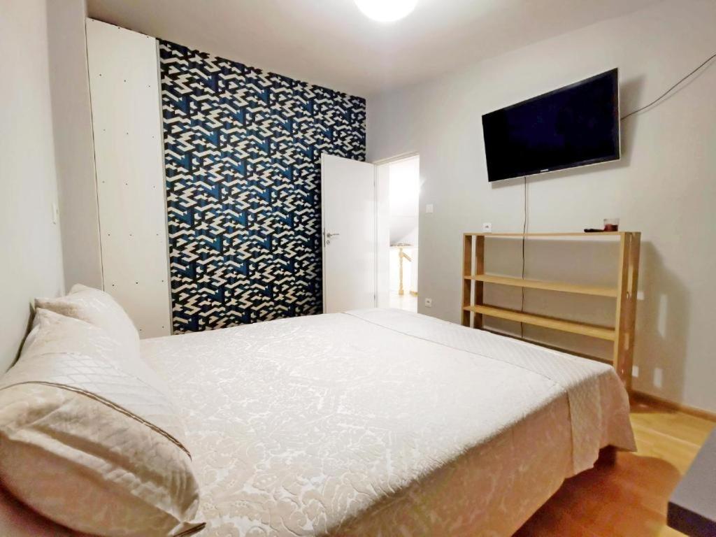 Guest House *